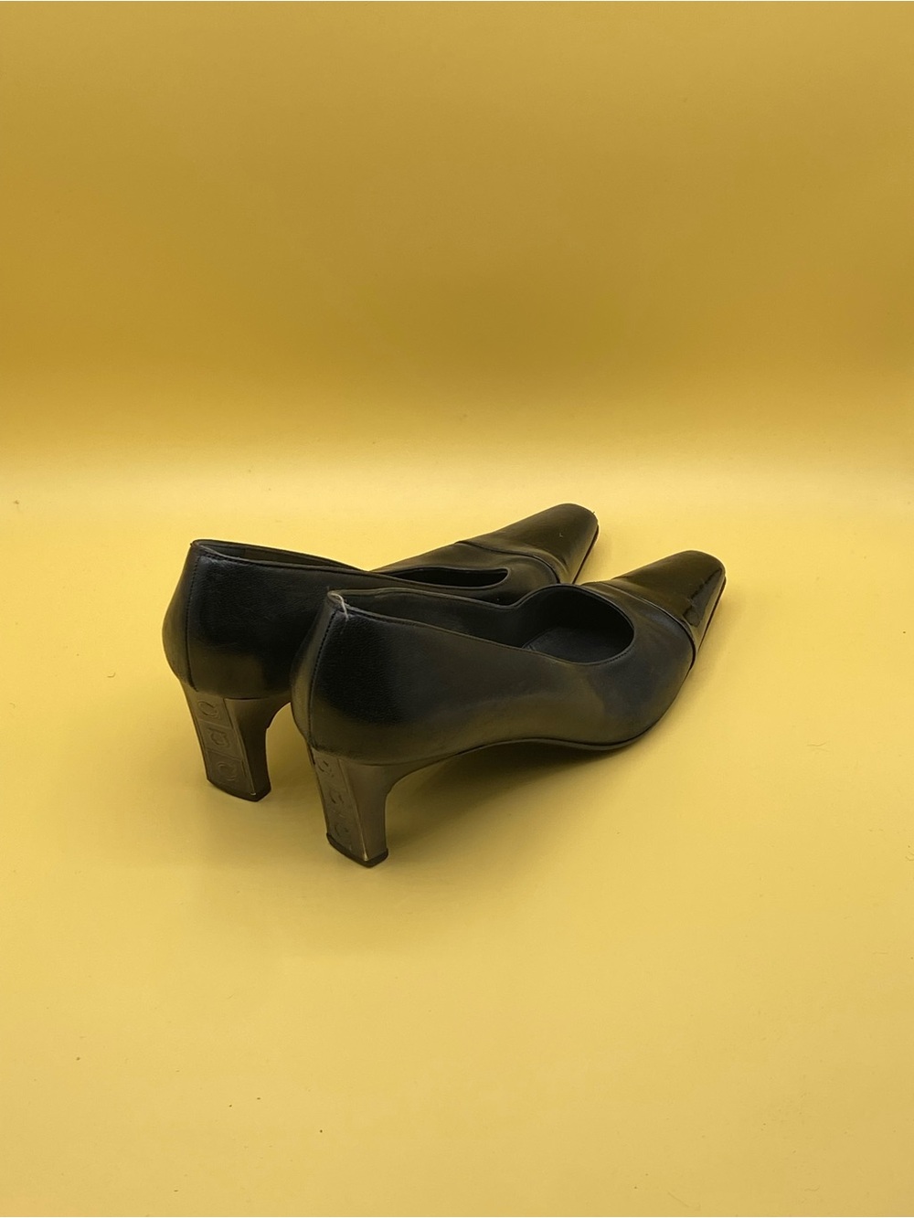 Salvatore Ferragamo Black Leather Pointed Cap-Toe Pumps - Picture 4 of 4